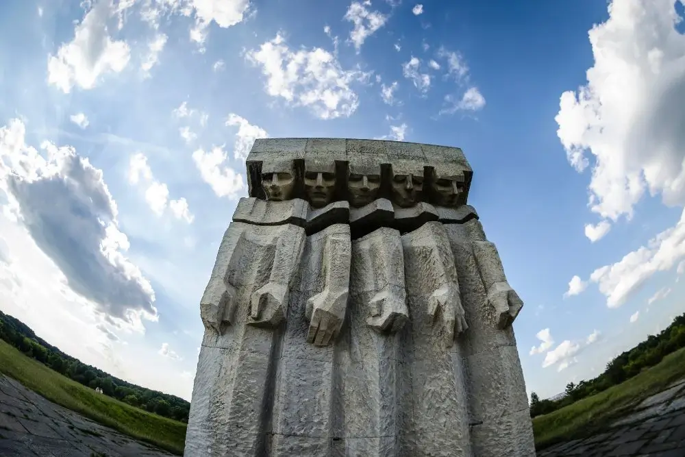 Pomnik w Płaszowie, w Krakowie w miejscu dawnego obozu koncentracyjnego za czasów II wojny światowej
