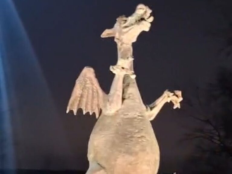 Zwei Versionen der Legende vom Wawel-Drachen und zwei Denkmäler dieser Bestie
