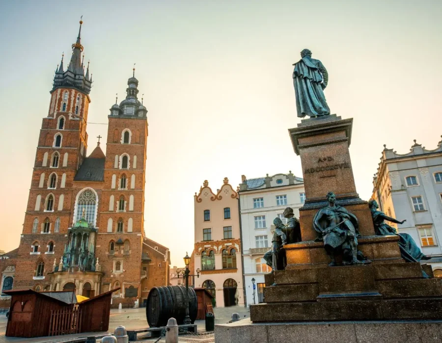 Widok na pomnik Adama Mickiewicza i kościół Mariacki w Krakowie