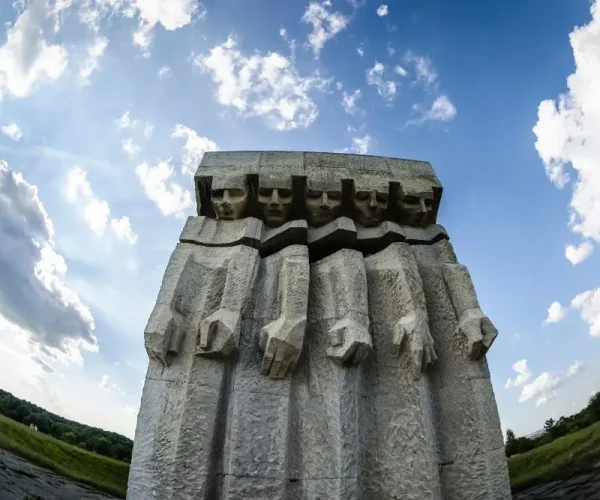 Pomnik w Płaszowie, w Krakowie w miejscu dawnego obozu koncentracyjnego za czasów II wojny światowej